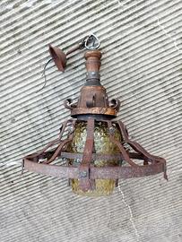 Lampadari antichi in ferro battuto e legno