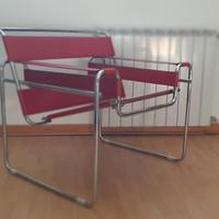 Poltrona WASSILY in cuoio rosso di MDF ITALIA