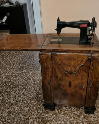 Macchina da cucire d'epoca