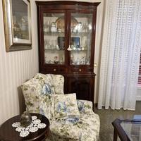 Riproduzione di mobili in legno ciliegio