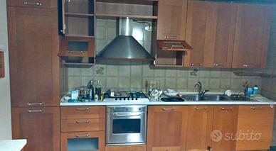 Cucina piu tavolo e sedie