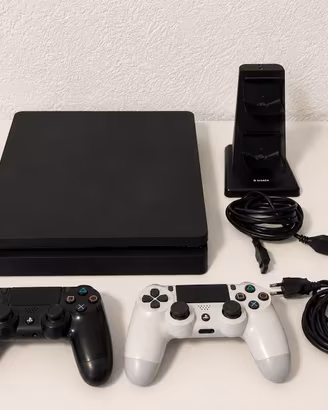 PS4 Slim 1TB + 2 controller originali + base rica.