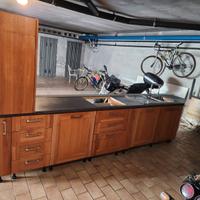 Cucina con cappa lavello e piano cottura