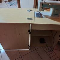 Macchina da cucire con mobile
