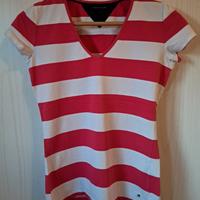 Maglietta a righe bianche e fragola