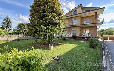 vILLA INDIPENDENTE CON DUE APPARTAMENTI, AMPI SPAZ