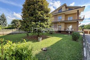vILLA INDIPENDENTE CON DUE APPARTAMENTI, AMPI SPAZ
