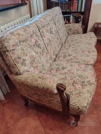 Divano 3 posti in stile con dettagli in legno