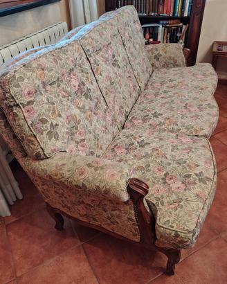 Divano 3 posti in stile con dettagli in legno