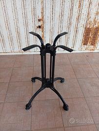 sedie in legno e tavoli 