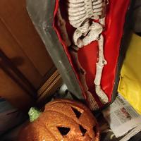 scheletro con zucca e 2 mascherine e un fischietto