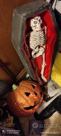 scheletro con zucca e 2 mascherine e un fischietto