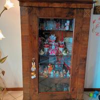 cristalliera in legno con intagli 