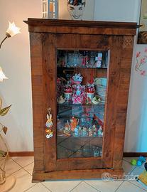 cristalliera in legno con intagli 