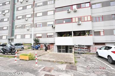 Zafferia, luminoso trivani con posto auto e cantin