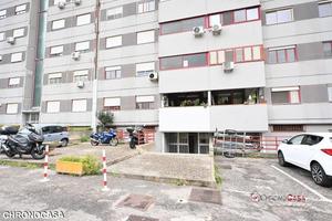 Zafferia, luminoso trivani con posto auto e cantin