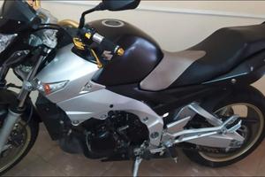 Motociclo Suzuki GSR 600