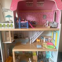 Casa di bambole in legno