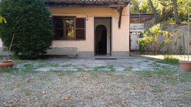 Appartamento di 60 mq con camino e giardino