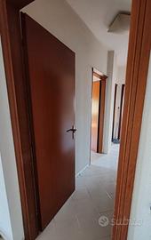 Porte in legno da interno complete di cornici.