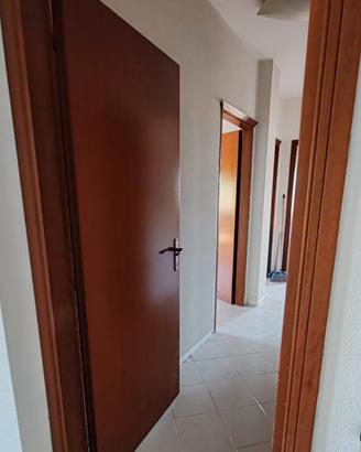 Porte in legno da interno complete di cornici.