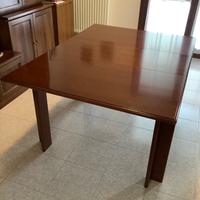 Tavolo in legno scuro