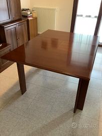 Tavolo in legno scuro