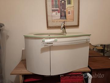 mobile bagno sospeso
