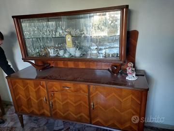 Vetrinetta anni 60 con vetri scorrevoli illuminata