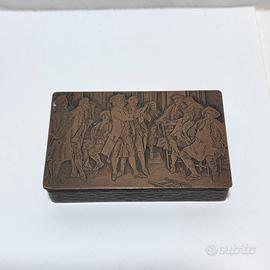 Antica scatola in metallo rilievo scena satirica