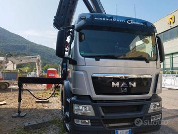 MAN CON  RIBALTABILE TRILATERALE E GRU BONFIGLIOLI