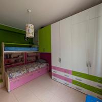 Cameretta per bambini – due letti con armadio.