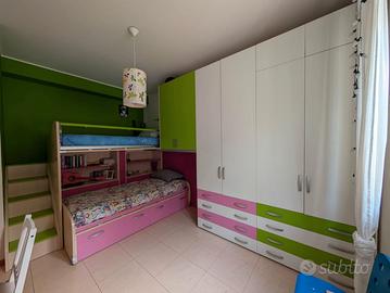 Cameretta per bambini – due letti con armadio.
