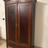 Antico armadio in legno massello - stile classico