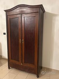 Antico armadio in legno massello - stile classico