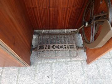 macchina cucire inserita nel mobile