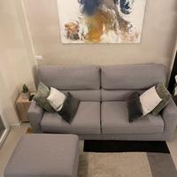 Divano letto matrimoniale con pouf contenitore.