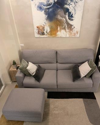 Divano letto matrimoniale con pouf contenitore.