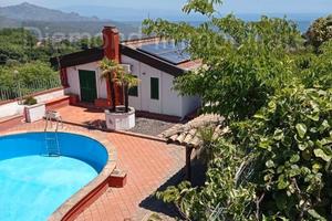 Villetta con piscina e giardino a Presa