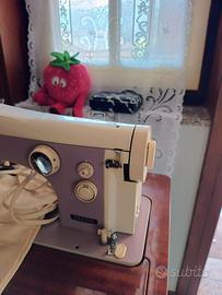 Macchina da cucire della Necchi