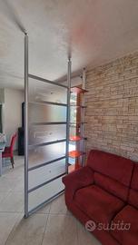 Parete divisoria vetro alluminio con ripiani