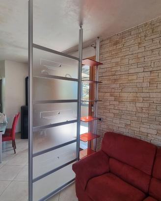 Parete divisoria vetro alluminio con ripiani