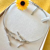 Collana rigida girocollo con pietre luccicanti