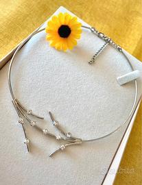 Collana rigida girocollo con pietre luccicanti