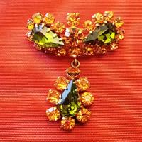 Spilla trittico anni '60 con pietre verdi e gialle