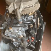 Gommone con motore e comandi al volante