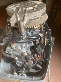 Gommone con motore e comandi al volante