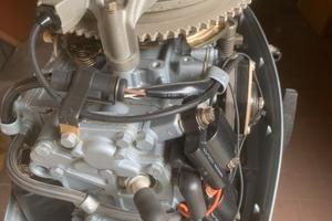 Gommone con motore e comandi al volante