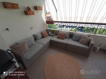 divano da esterno con tavolino 