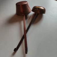 due mestoli di rame per arredare ambiente